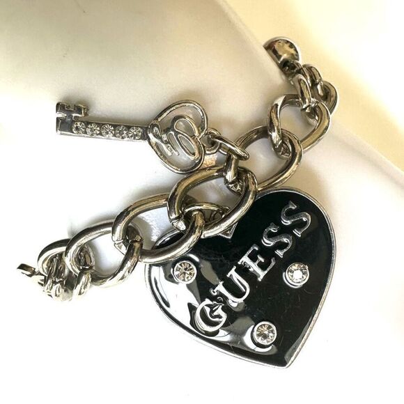 GUESS SILVER TONE CHAIN BLACK HEART CRYSTAL LOGO LOCK & KEY CHARM BRACELET - Picture 3 of 9